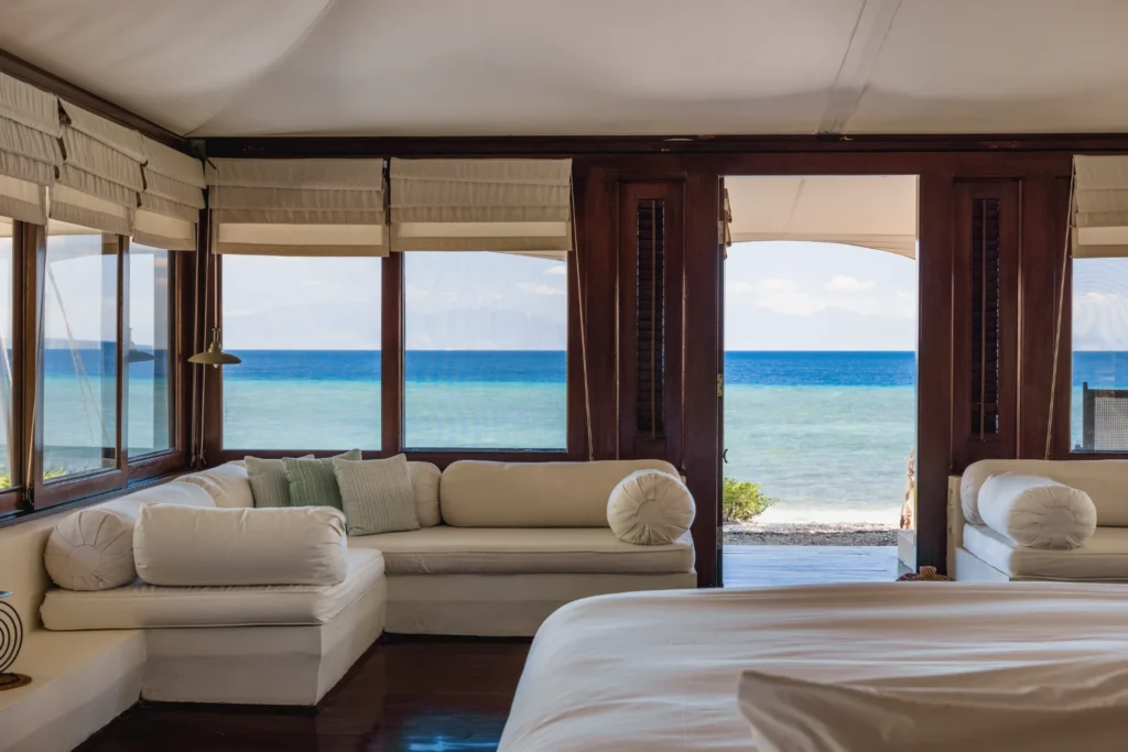 Innenansicht eines Zelts am Meer in einem Luxuscamp auf Moyo Island, Indonesien. Individuell buchbar bei Fenners Reisen.