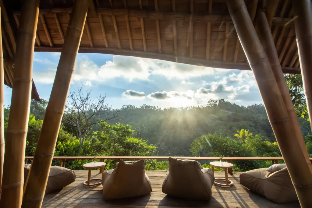 Gemütliche Lounge-Sessel mit weitem Blick über den balinesischen Regenwald in einem Adults-Only-Resort nahe Ubud. Sie planen eine Rundreise durch Bali? Katharina Fenners kennt die besten Resorts und berät Sie individuell!