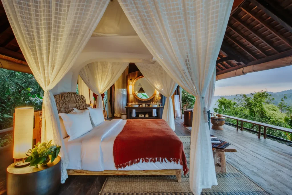 Nur zarte Vorhangschleier trennen diese Buahan Valley-Bale mit Pool nahe Ubud von der umliegenden Natur. Individuell buchbar bei Fenners Reisen!
