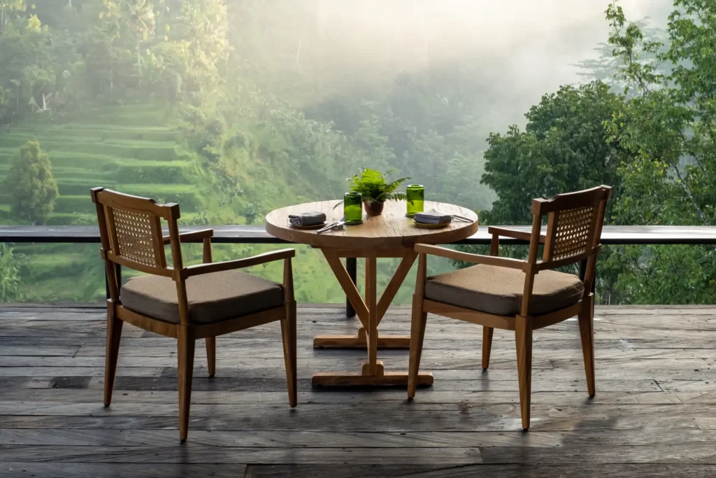 Ein gedeckter Tisch mit Blick über die Reisfelder nahe Ubud. Das Buahan A Banyan Tree Escape eignet sich für romantischen Paarurlaub, Flitterwochen in Bali oder Hochzeiten! Katharina Fenners gestaltet Ihre Bali Reise individuell.