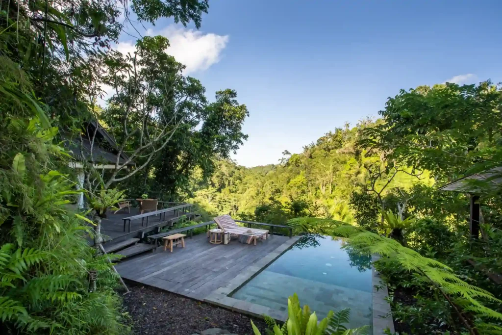 Terrasse und Pool dieser Flusstal-Bale gehen wie fließend in den Regenwald Balis über. Wer ein naturnahes Abenteuer mit viel Komfort sucht, ist hier richtig. Katharina Fenners gestaltet Ihre luxuriöse Rundreise durch Bali mit Aufenthalten in den besten Resorts und Hotels!