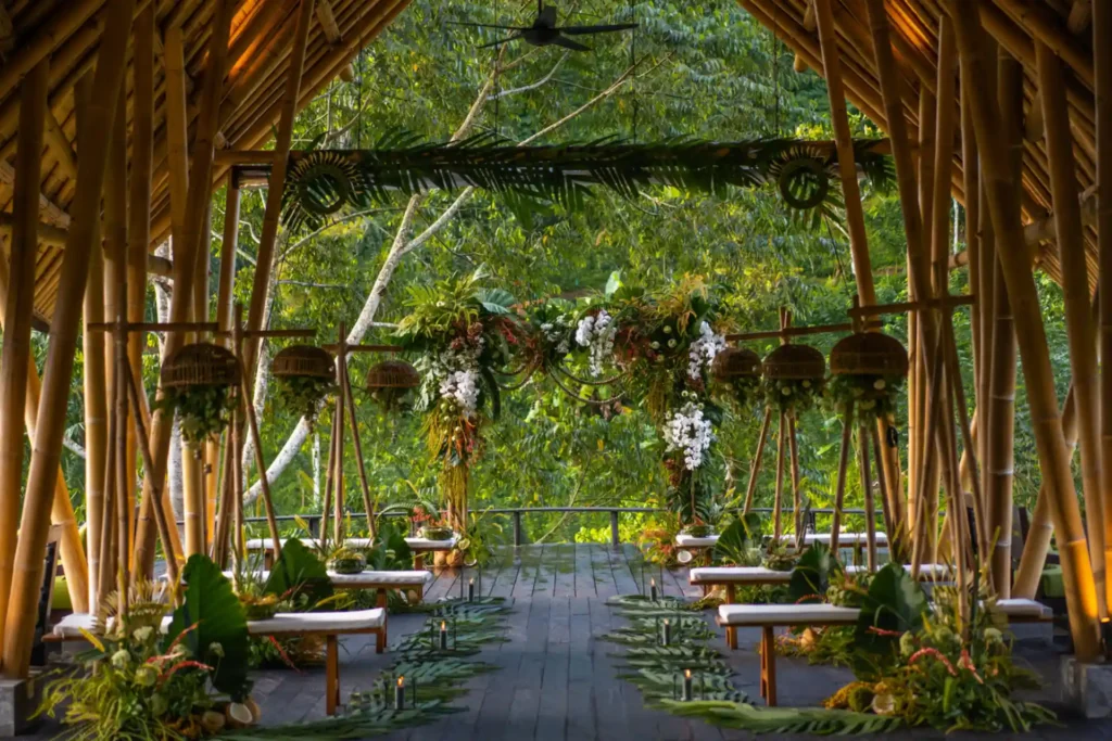 Festlich geschmückter Wedding Pavillon des Buahan, A Banyan Tree Escape nahe Ubud, Bali. Sie planen Flitterwochen in Bali oder eine balinesische Hochzeit? Katharina Fenners arrangiert Ihre Hochzeitsreise nach Bali!
