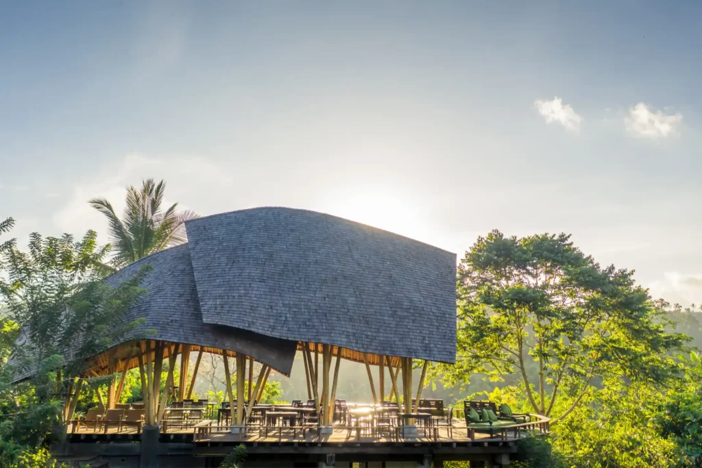 Der Speise-Pavillon des Buahan, A Banyan Tree Escape bietet kreative, gesunde Küche unter hohen Strohdächern - ein ästhetisches und sinnliches Vergnügen. Sie planen eine Reise nach Bali? Jetzt bei Fenners Reisen beraten lassen!