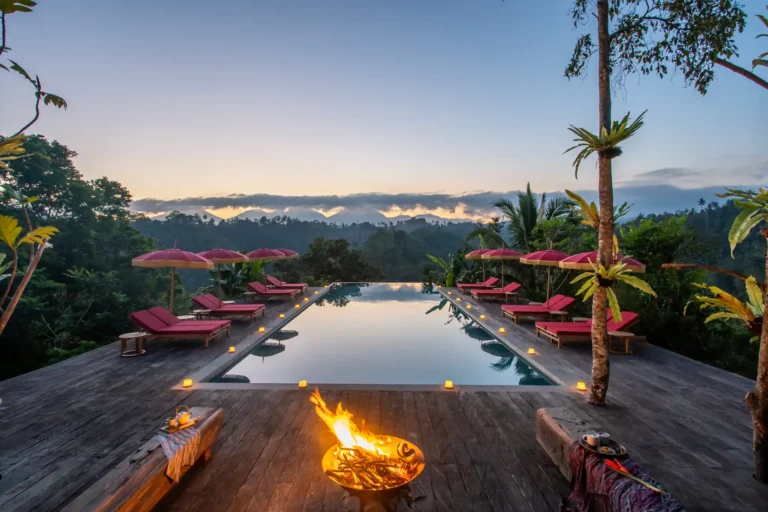 Feuerschale am Infinity-Pool des Buahan A Banyan Tree Escape in der Dämmerung. Sie planen eine Bali Rundreise oder eine romantische Adults-Only-Auszeit in Bali? Katharina Fenners berät Sie individuell und gestaltet Ihren maßgeschneiderten Bali Urlaub.