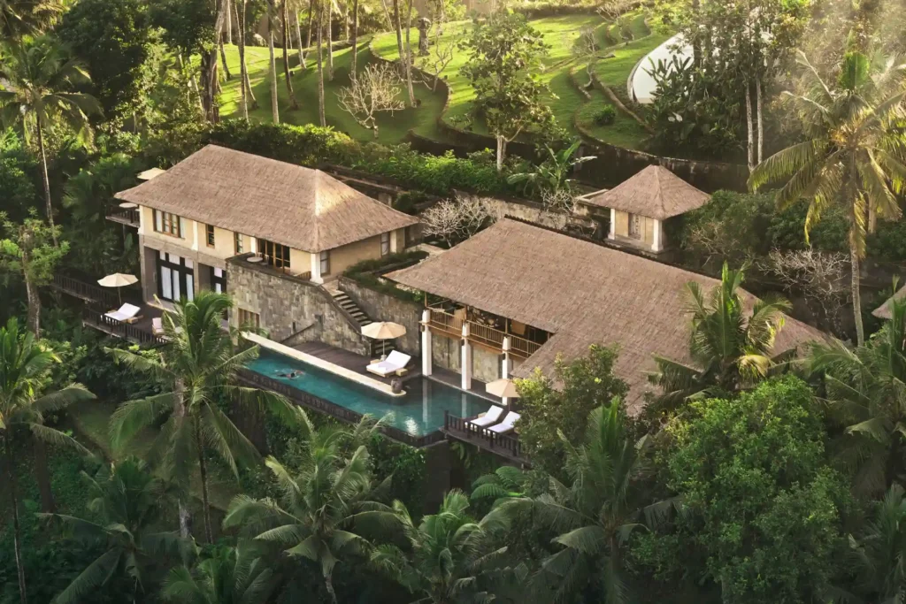 Die Bayu-Gita-Residenz bei Ubud aus der Vogelperspektive: Umschlungen von Regenwald bietet die geräumige Poolresidenz vier Suiten und Platz für bis zu elf Personen, die getrennt oder gemeinsam reisen. Individuell buchbar für Ihre Bali Rundreise bei Fenners Reisen!