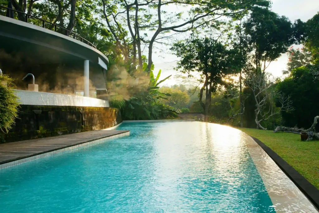 Ein Pool des COMO Shambhala Estate auf Bali, das zu den renommiertesten Wellnessretreats Indonesiens zählt und individuell bei Fenners Reisen gebucht werden kann.