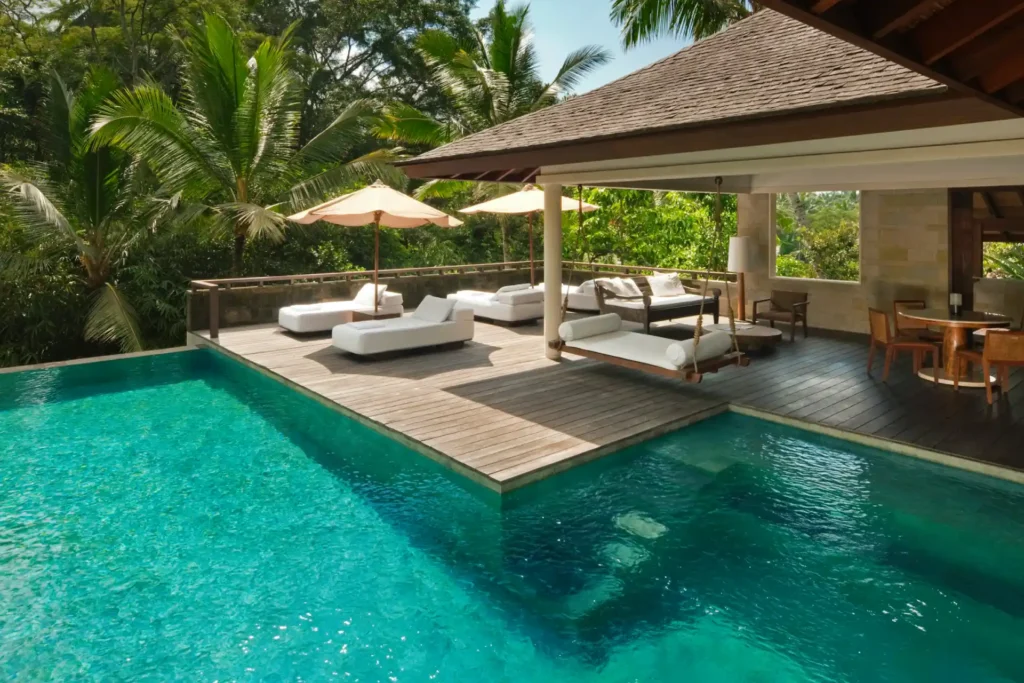 Der riesige Pool dieser Villa mit zwei Schlafzimmern grenzt direkt an den Regenwald und eine überdachte Terrasse - die Villa im Herzen Balis kann individuell bei Fenners Reisen gebucht werden.