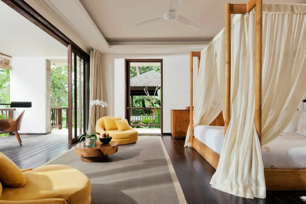 Wohnbereich einer Pool-Villa mit zwei Schlafzimmern des COMO Shambhala Estate - Katharina Fenners gestaltet Ihre Bali Rundreise mit Aufenthalt in diesem Wellness Resort individuell!