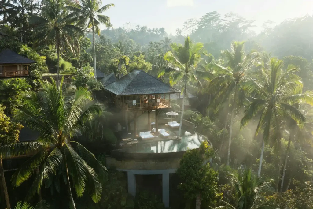 Die Wanakasa-Residenz des COMO Shambhala Estate gleicht einem riesigen Luxus-Baumhaus - so thront die Ville mit Infinity Pool über dem tropischen Regenwald. Die Residenz kann komplett gebucht werden, alternativ stehen einzelne Suiten bereit - perfekt für einen Wellnessurlaub in Bali mit oder ohne Familie! Jetzt bei Fenners Reisen informieren.