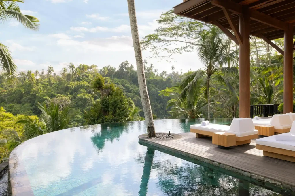 Pool der Wanakasa-Residenz nahe Ubud, Bali - die fpnf Suiten oder die komplette Residenz sind individuell bei Fenners Reisen buchbar