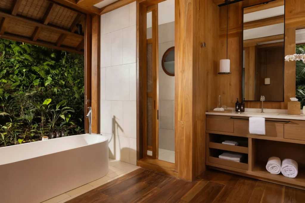 Das Badezimmer einer Terrace Suite in der Wanakasa-Residenz bei Ubud erlaubt weite Blicke in den Regenwald direkt von der freistehenden Badewanne aus - buchbar bei Fenners Reisen!