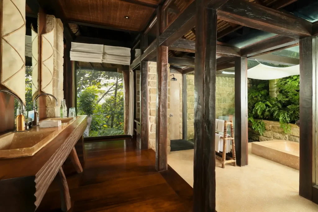 Naturmaterialien, Blick ins Grüne und viel Raum prägen das Bad einer Terrace Suite in der Tejasuara-Residenz im Zentrum Balis, die individuell bei Fenners Reisen gebucht werden kann
