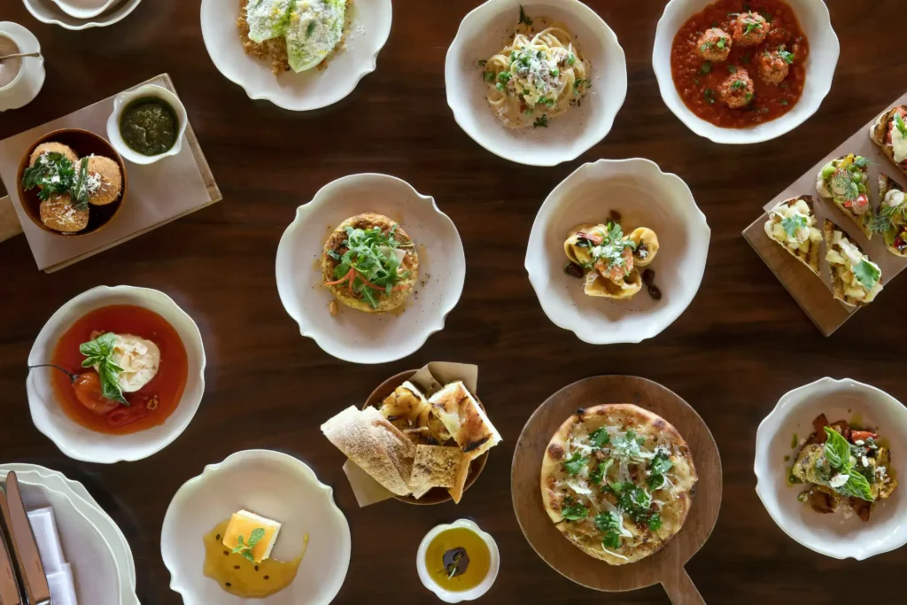Gedeckter Brunchtisch im Luxus-Boutique-Hotel Como Uma Ubud - ein kulinarisches Highlight, das jeden Sonntag stattfindet! Katharina Fenners kennt die besten Resorts und Hotels Balis und gestaltet Ihre maßgeschneiderte Reise nach Indonesien.
