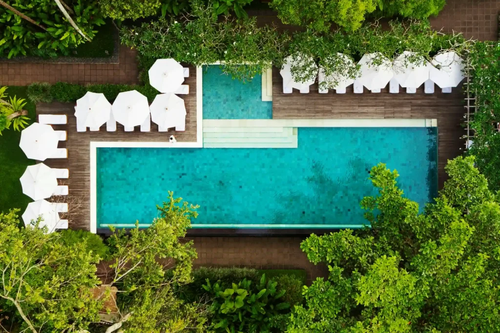 Vogelperspektive auf den Pool eines Luxushotels im kulturellen Herzen Balis - Ubud. Sie planen eine Bali Rundreise? Katharina Fenners kennt die besten Resorts und Hotels und gestaltet Ihren Bali Urlaub nach Maß.