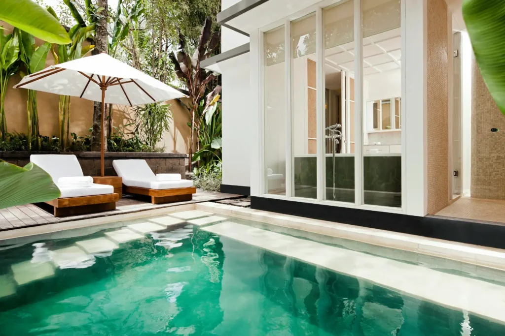 Eine Pool Suite des COMO Uma Ubud von außen gesehen - Liegen laden neben dem Pool zum Entspannen ein. Katharina Fenners gestaltet Ihre Reise nach Bali individuell.