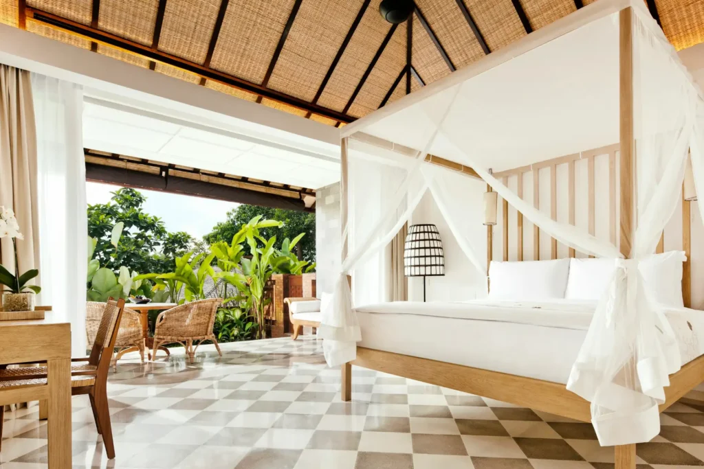 Ein Terrace Zimmer mit Blick ins Grüne durch große Glasfronten bei Ubud - individuell buchbar für Ihre Reise nach Bali bei der Expertin Katharina Fenners.