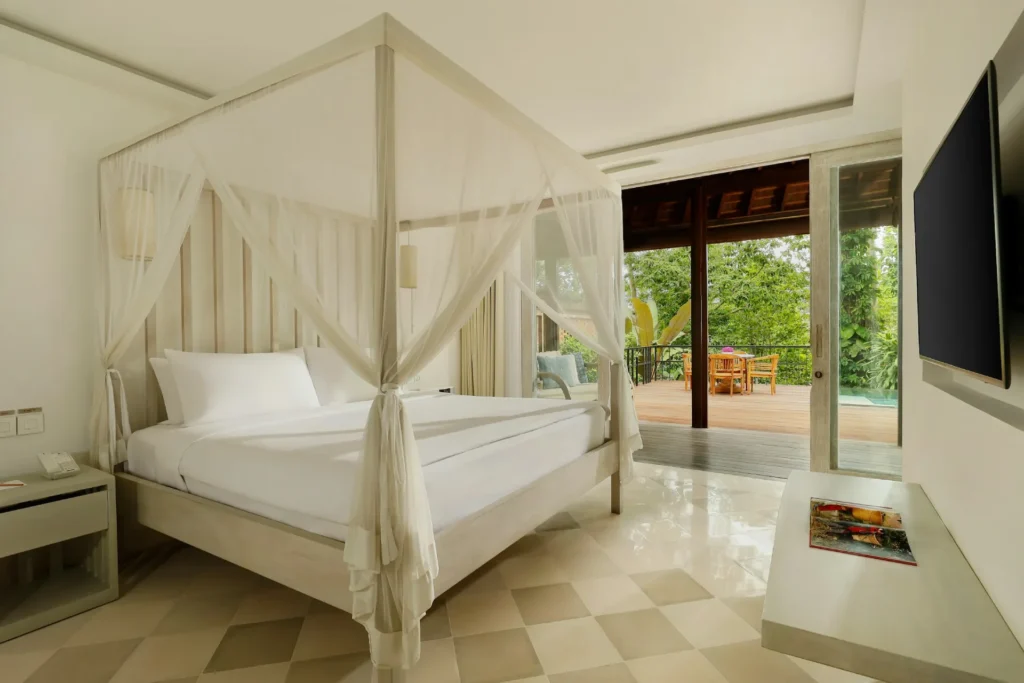 Himmelbett einer COMO Villa bei Ubud. Sie ist die größte Unterkunft des COMO Uma Ubud Resorts und bietet Platz für bis zu fünf Personen. Katharina Fenners gestaltet Ihren Aufenthalt individuell.