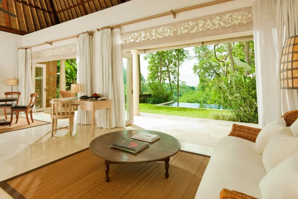 Diese Pool Suite des COMO Uma Ubud bietet viel Raum und entschleunigende Blicke in die Natur. Buchbar bei Fenners Reisen!