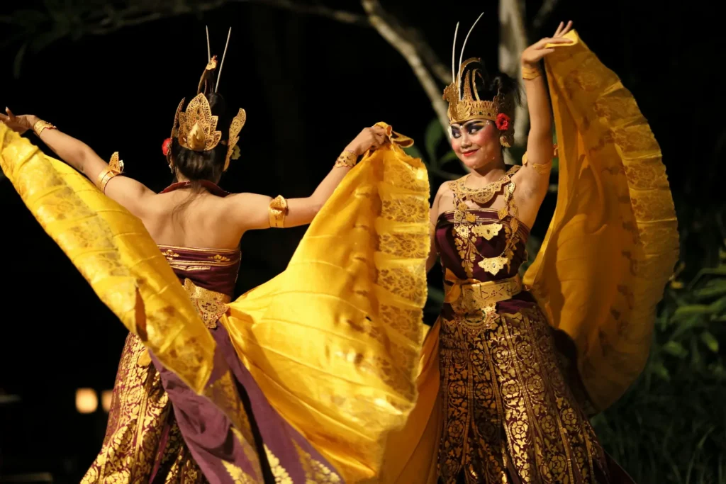 Indonesische Tänzerinnen im COMO Uma Ubud - der Aufenthalt bietet viel aktive und kulturelle Abwechslung. Jetzt mit Fenners Reisen Ihren individuellen Kulururlaub Bali planen!