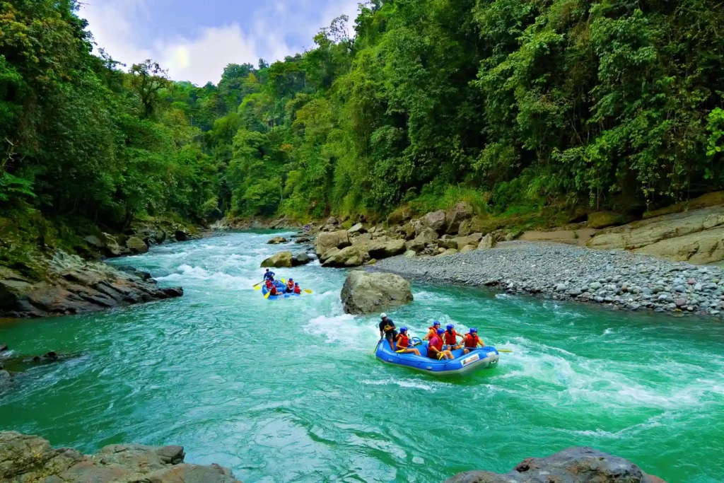 Rafting auf dem Pacuare Fluss - auf einer Rundreise durch Costa Rica kommen Adrenalinjunkies ebenso auf ihre Kosten wie Familien! Jetzt individuell buchen bei Fenners Reisen.