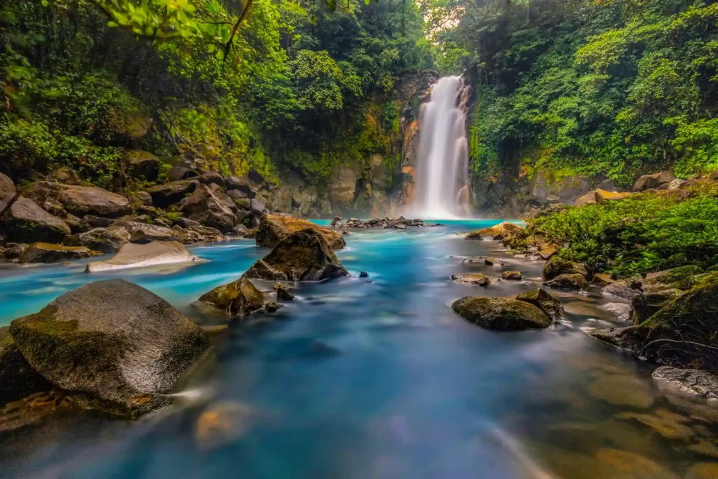 Wasserfall in Costa Rica - nur eine von vielen Aktivitäten, die im Costa Rica Urlaub möglich sind! Noch Fragen? Katharina Fenners berät Sie persönlich!