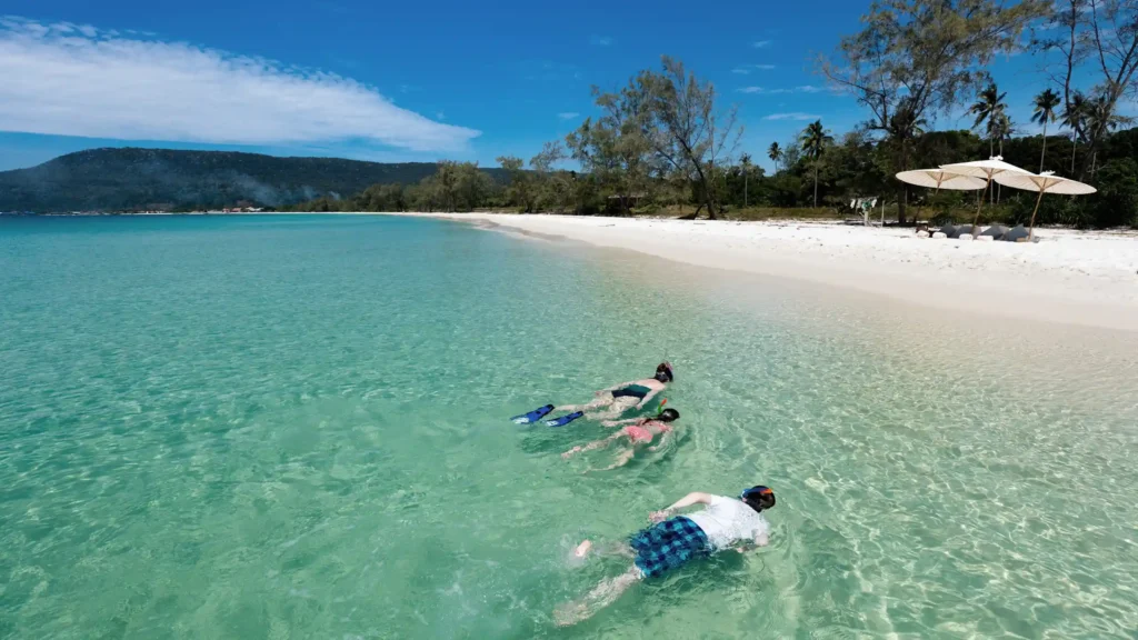 Eine Familie schnorchelt vor der Insel Song Saa - ein traumhafter Abschluss jeder Kambodscha Rundreise, individuell gestaltet von Fenners Reisen! Jetzt beraten lassen.