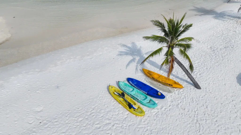 Kanus um weißen Sand auf der Trauminsel Song Saa in Kambodscha - die Insel ist der perfekte Abschluss einer individuellen Reise durch Kambodscha, maßgeschneidert nach Ihren Wünschen von der Expertin Katharina Fenners.