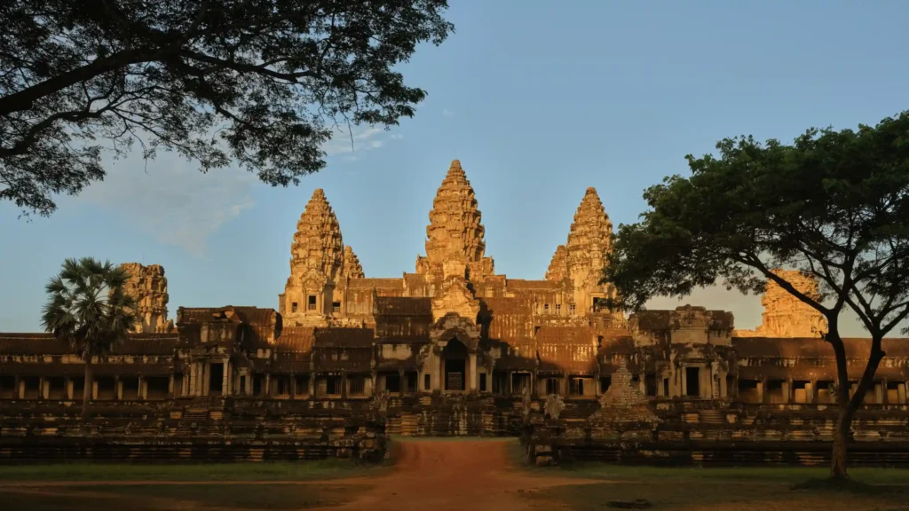 Angor-Wat-Tempeltour im Sonnenaufgang - ein unvergessliches Erlebnis auf Kambodscha Rundreisen. Katharina Fenners gestaltet Ihre Kambodscha Reisen auch in Kombination mit Vietnam oder Privatinsel-Urlaub. jetzt persönlich beraten lassen!