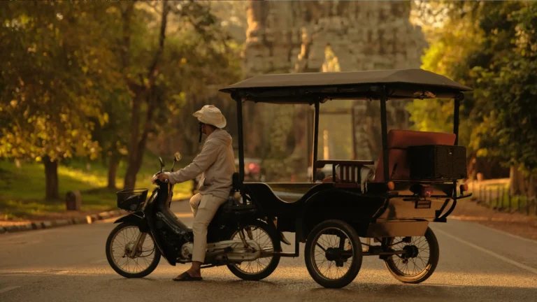 Traditionelles kambodschanisches Tuk-Tuk nahe der Tempelanlage von Angkor Wat