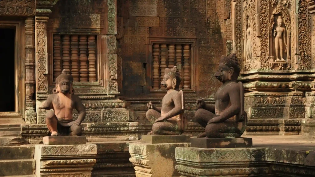 Drei Skulpturen in Angkor Wat in Kambodscha - buchen Sie eine individuelle Kambodscha Rundreise bei Katharina Fenners!