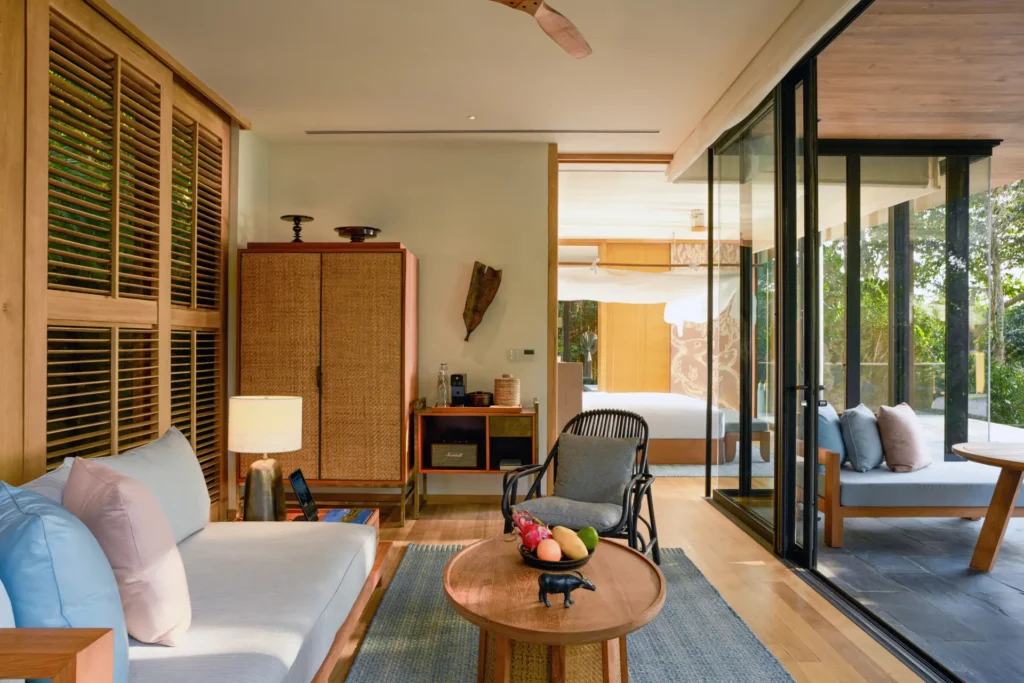 Wohnbereich einer Hideaway Villa-Suite mit Pool des Six Senses Krabey Island. Die Villa ist bei Fenners Reisen buchbar!
