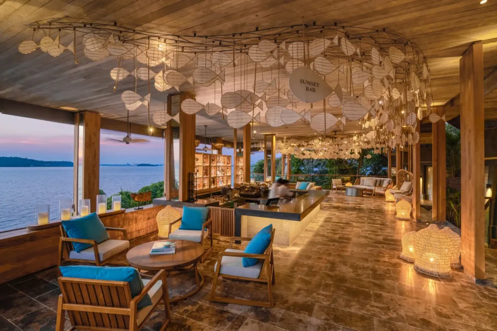 Sunset Bar auf einer Privatinsel auf Kambodscha. Sie planen einen intimen Insel-Urlaub oder eine Kambodscha Rundreise? Jetzt bei der Expertin Katharina Fenners beraten lassen!