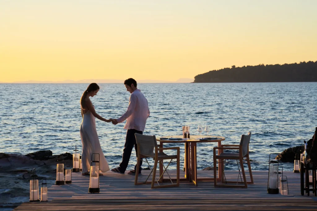 Ein Paar genießt ein exklusives Dinner-Erlebnis auf dem Steg vor dem Six Senses Krabey Island - jetzt Ihren individuellen Aufenthalt mit Fenners Reisen planen! Auch im Rahmen von maßgeschneiderten Kambodscha Rundreisen.