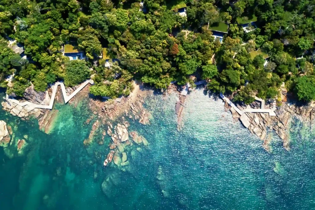 Vogelperspektive auf den Strand und die Promenade der kleinen Privatinsel Krabey Island - perfekt für intime Entspannung nach einer Kambodscha oder Vietnam Rundreise! Jetzt bei Fenners Reisen buchen!