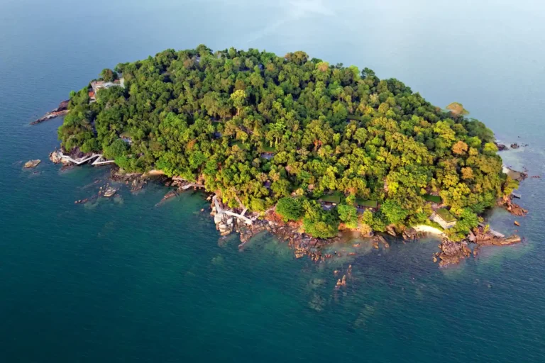 Die Privatinsel Six Senses Krabey Island aus der Vogelperspektive. Ob maßgeschneiderte Kambodscha oder Rundreise oder Privatinsel-Urlaub - Katharina Fenners gestaltet Ihren Aufenthalt ganz nach Bedarf!