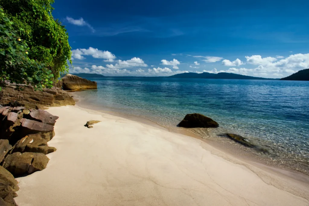 Einsamer Sandstrand der Privatinsel Six Senses Krabey Island. Katharina Fenners gestaltet individuelle Kambodscha Rundreisen ebenso wie Urlaub auf der Privatinsel - jetzt persönlich beraten lassen!