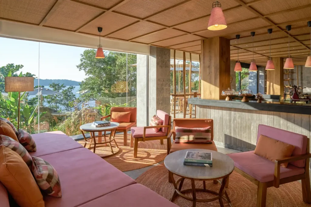 Stilvoll in Rosa gehalten, mit Blick auf die tropische Insel-Landschaft, liegt das Double-Dip Parlour des Six Senses Krabey Island. Lassen Sie sich verwöhnen - Katharina Fenners gestaltet Ihre Kambodscha Reise individuell.