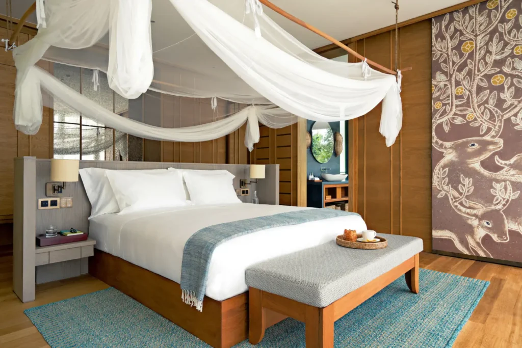 Naturmaterialien und kambodschanische Akzente prägen diese Ocean Villa-Suite mit Pool auf einer Privatinsel, buchbar bei Fenners Reisen.