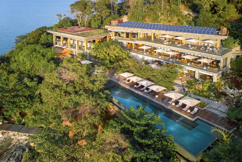 Hauptgebäude des intim auf einer kambodschanischen Privatinsel liegenden Six Senses Krabey Island - exklusiv buchbar bei Fenners Reisen, auch in Kombination mit maßgeschneiderten Rundreisen durch Vietnam und Kambodscha!