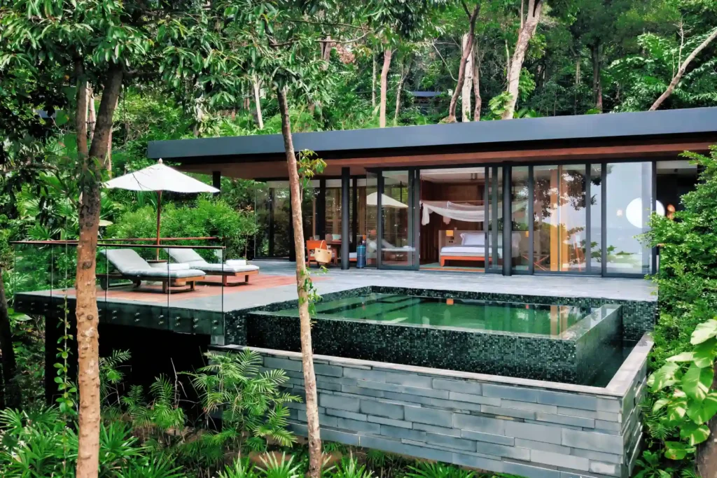Diese intime Hideaway Villa-Suite mit Pool liegt auf einer Privatinsel in Kambodscha und kann exklusiv bei Fenners Reisen gebucht werden.
