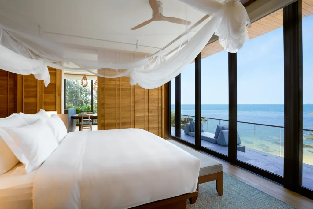 Vom Schlafzimmer des Beach Retreats des Six Senses Krabey Island schweift der Blick weit über das Meer - eine exklusive Wahl für einen Kambodscha Familienurlaub. Jetzt bei Fenners Reisen buchen!