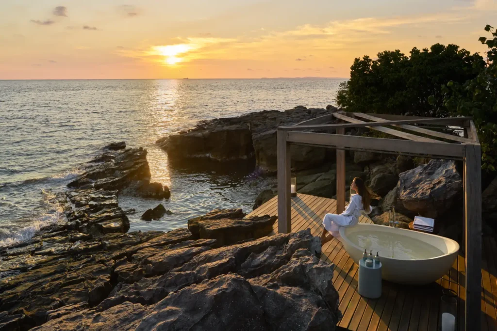 Freistehende Wanne am eigenen Strandabschnitt eines Beach Retreats auf einer Privatinsel vor Kambodscha - exklusiv buchbar bei Fenners Reisen!