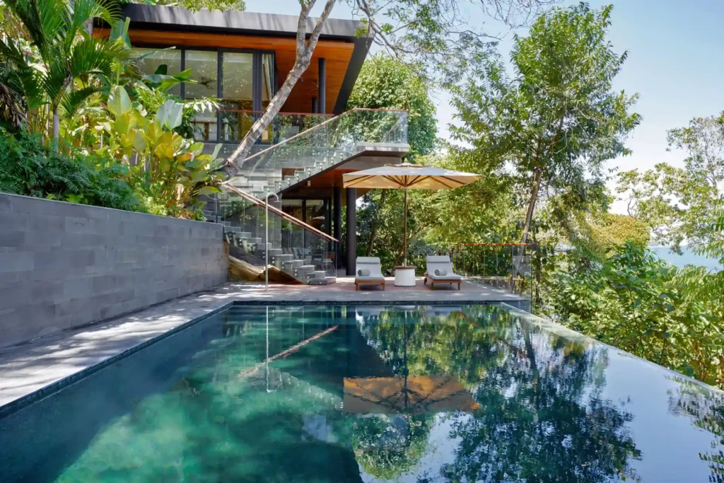 Diese Oceanfront Villa mit zwei Schlafzimmern und Pool auf einer Privatinsel in Kambodscha kann bei Fenners Reisen gebucht werden - auch in Kombination mit Vietnam und Kambodscha Rundreisen!