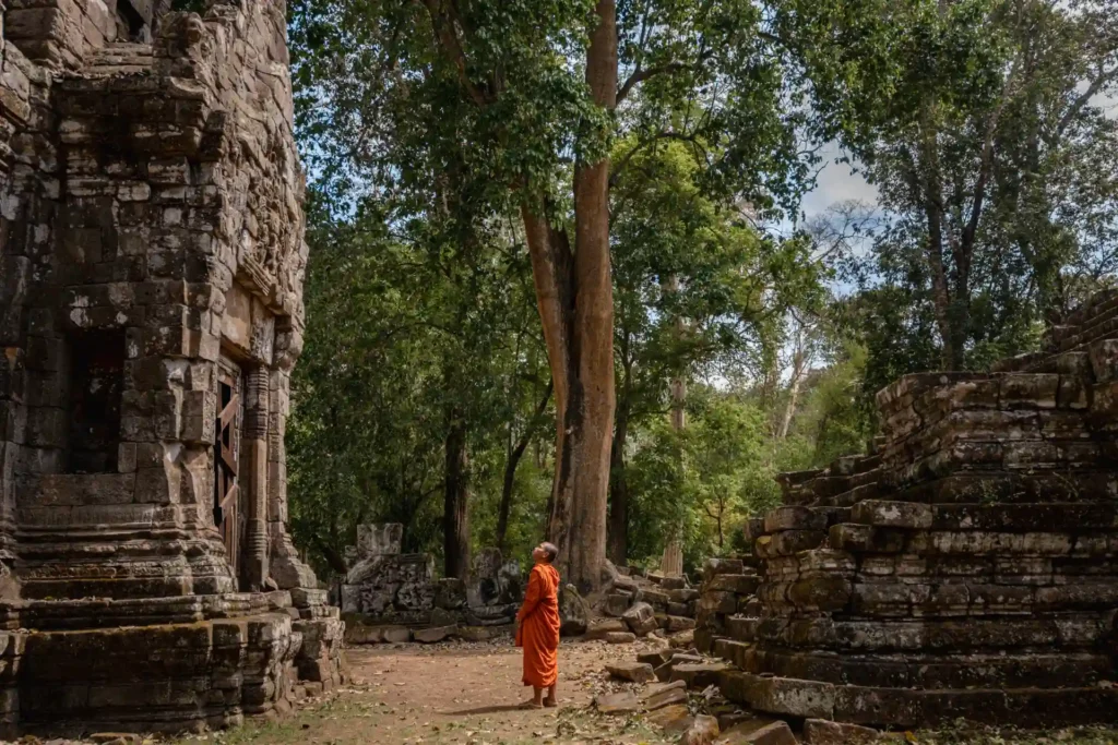 Ein Mönch vor den Tempeln von Angkor. Katharina Fenners gestaltet Ihre maßgeschneiderte Kambodscha Rundreise mit Aufenthalten in luxuriösen Hotels! Jetzt individuell beraten lassen.