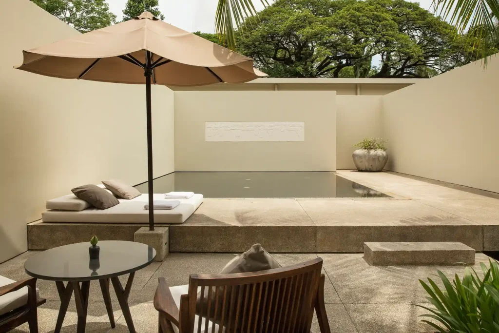 Die Amansara Suite mit Pool besticht durch einen privaten Innenhof mit Tauchbecken - buchbar für Ihre luxuriöse Kambodscha Rundreise bei der Expertin Katharina Fenners