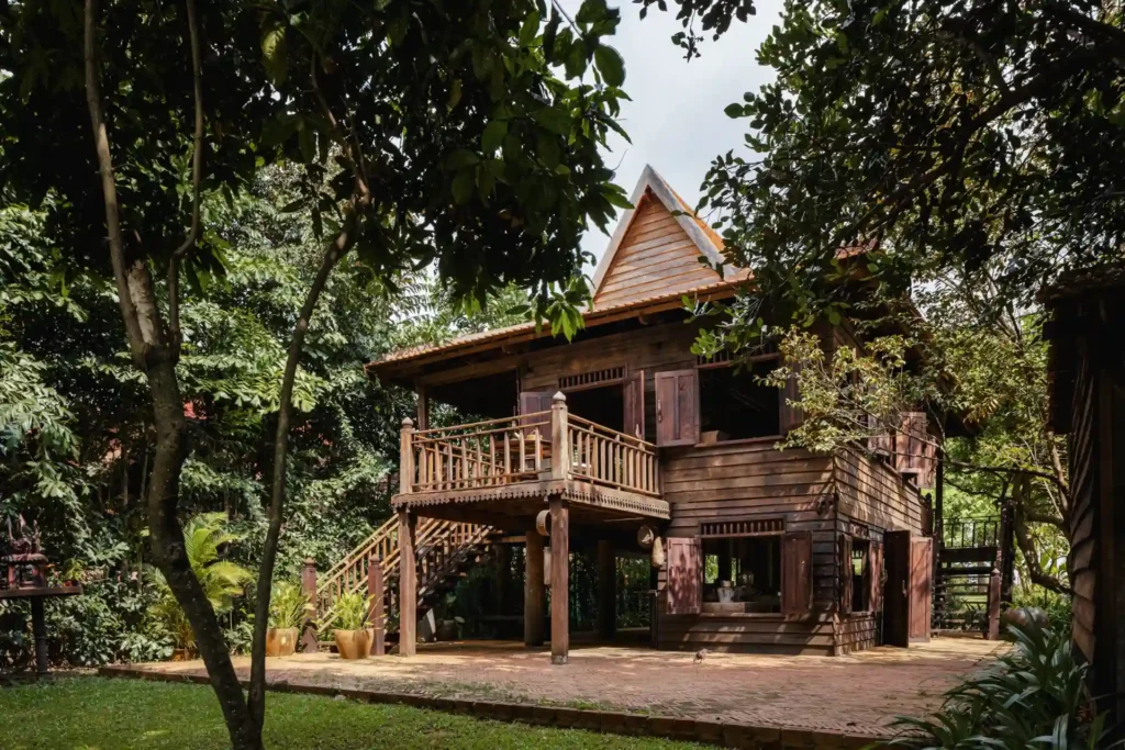 Eine besondere Speise-Alternative innerhalb des Angkor Archäologischen Parks bietet das Khmer Village House: Das traditionelle kambodschanische Holzhaus auf Stelzen steht ausschließlich Gästen des Amansara zur Verfügung. Jetzt bei Fenners Reisen beraten lassen!