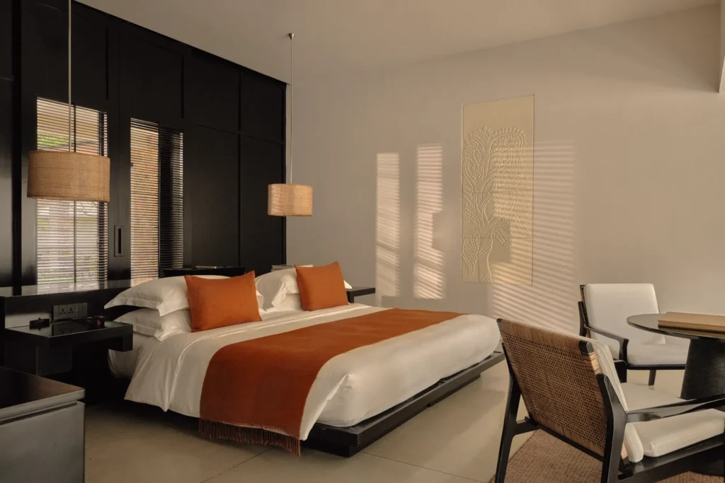 Die klare Formensprache dieser Amansara Suite sorgt. für eine besonders ruhige und intime Atmosphäre. Buchbar für Kambodscha Rundreisen oder einen Luxusurlaub in Kambodscha bei Fenners Reisen!