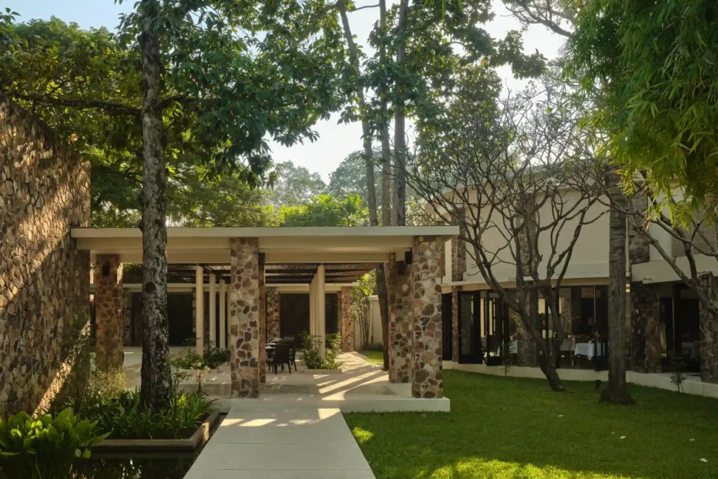 Klare Linien und ruhiges Design verleihen dem Amsanara Luxusresort bei Siem Reap eine ganz besondere Atmosphäre - Katharina Fenners gestaltet Ihre Kambodscha Luxusreise individuell.