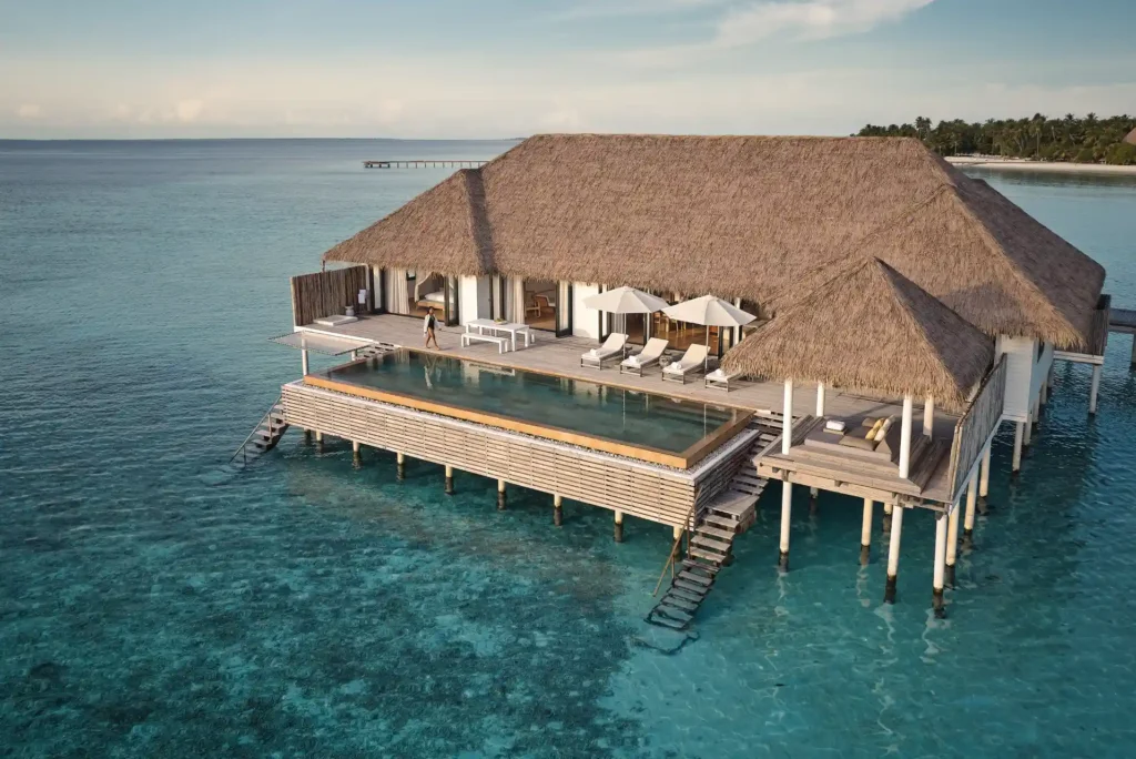 Die besonders exklusive Maalifushi-Wasservilla auf den Malediven bietet Platz für bis zu sechs Personen und kann bei Fenners Reisen gebucht werden
