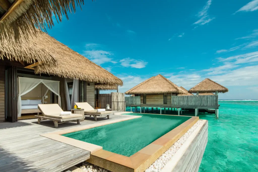 Wasser-Villa auf den Malediven mit privatem Pool und direktem Zugang zum türkisen Meer. Katharina Fenners kennt die besten Resorts auf den Malediven persönlich und berät Sie individuell!